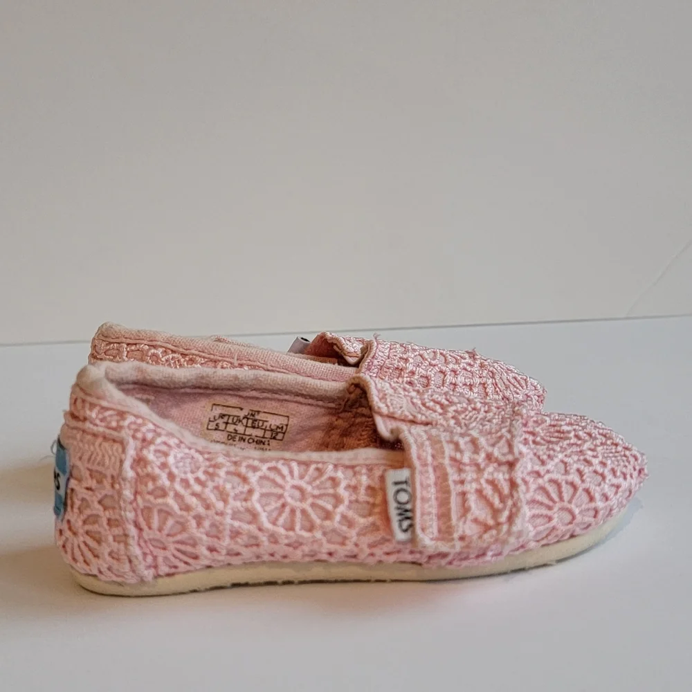 Toms Baby Shoes Size 5 flats pink lace leather insole excellent baby girl shoes